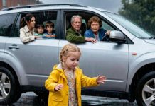 Prilikom preuzimanja, moji roditelji poveli su djecu moje sestre i odbili povesti moju kćer.Kad je došla do auta, moja joj je majka rekla da se pješice vrati kući unatoč pljusku. Moja šestogodišnja djevojčica preklinjala ih je, ali oni su otišli, ostavivši je mokru do kože i u suzama