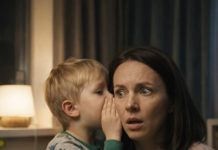 Navečer me moj petogodišnji sin zagrlio i šapnuo mi na uho: „Kad si na poslu, odande izađe neka teta i ona i tata se igraju bolnice“, — pokazao je …🤦♀️