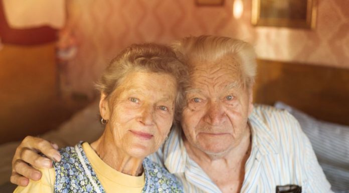 6 situacija koje navode odraslu decu da zauvek prestanu da komuniciraju sa starim roditeljima: Posle ovog vam neće ni prag preći