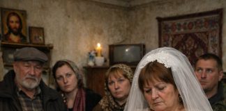 Na sahrani mog muža, kada su pored kovčega stajali rođaci, naša deca i unuci, oplakujući pokojnika, vrata su se iznenada otvorila i u prostoriju je ušla meni nepoznata žena u venčanici