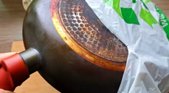 Samo stavite staru, prljavu tavu u plastičnu vrećicu: Zagoreli ostaci će se otopiti u trenu!