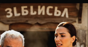 Deset godina sam učila pod jedinom uličnom lampom u mahali jer nismo imali za struju, dok mi je stari pekar svako veče bacao kese tople užine tvrdeći da je to „višak za svinje“, a tri decenije kasnije sam izašla iz crne limuzine i ispred sudskih izvršitelja uradila nešto zbog čega je cela ulica zanemela.