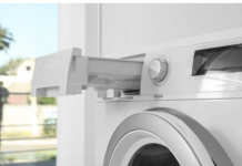 Mnogi ne znaju da postoji skriveno dugme na veš mašini za čišćenje fioke: Nakon ovog vam više neće zaudarati veš nakon pranja