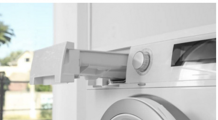 Mnogi ne znaju da postoji skriveno dugme na veš mašini za čišćenje fioke: Nakon ovog vam više neće zaudarati veš nakon pranja