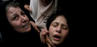 Majka je glasno plakala i tražila je da je pokopaju pokraj kćeri,ali kada se sagnula,primjetila je nešto i vrisnula od užasa