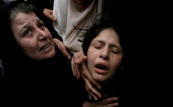 Majka je glasno plakala i tražila je da je pokopaju pokraj kćeri,ali kada se sagnula,primjetila je nešto i vrisnula od užasa