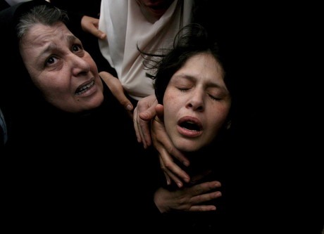 Majka je glasno plakala i tražila je da je pokopaju pokraj kćeri,ali kada se sagnula,primjetila je nešto i vrisnula od užasa