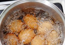 Caka sa iglom koji sprečava pucanje jaja tokom kuvanja: Morate da je isprobate ovog Uskrsa