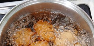 Caka sa iglom koji sprečava pucanje jaja tokom kuvanja: Morate da je isprobate ovog Uskrsa