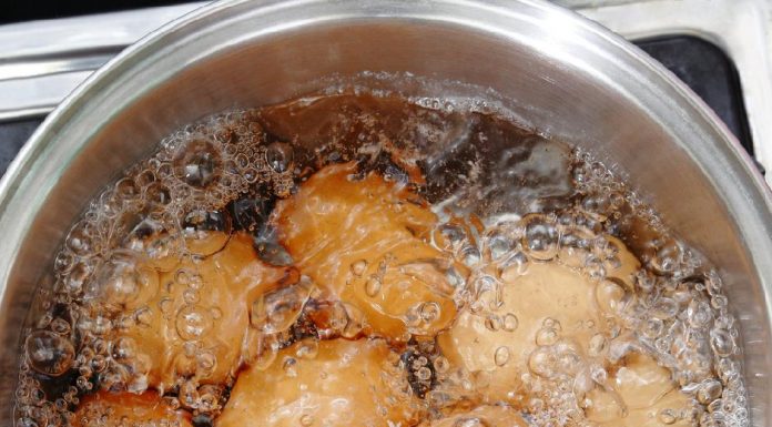 Caka sa iglom koji sprečava pucanje jaja tokom kuvanja: Morate da je isprobate ovog Uskrsa