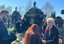 ĆERKU SAŠE POPOVIĆA NA GROBU SAČEKAO OVAJ ČOVEK! Uručio joj kovertu, Aleksandra se slomila kad je otvorila: Evo šta je bilo u njoj