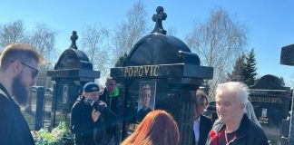 ĆERKU SAŠE POPOVIĆA NA GROBU SAČEKAO OVAJ ČOVEK! Uručio joj kovertu, Aleksandra se slomila kad je otvorila: Evo šta je bilo u njoj