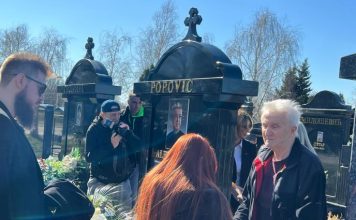 ĆERKU SAŠE POPOVIĆA NA GROBU SAČEKAO OVAJ ČOVEK! Uručio joj kovertu, Aleksandra se slomila kad je otvorila: Evo šta je bilo u njoj