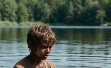 12-godišnji beskućnik skače u bijesnu rijeku kako bi spasio milijardera – ono što se potom desi, zauvijek će promijeniti njihove živote!