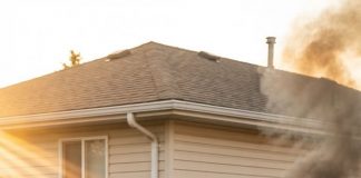 Gledao sam kako moj otac baca moju odeću, moje knjige i poslednju fotografiju moje majke u vatru, kao da moj život ne znači ništa. Zatim me je pogledao i rekao: „Ovo se dešava kada me ne poslušaš.“