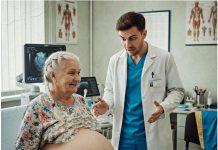 O čemu je vaš ginekolog razmišljao?! – doktori su vrištali tokom porođaja starijoj ženi. A kada su vidjeli KOGA je rodila, jednostavno su ostali bez riječi… 😱😱😱…