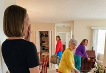 Nakon sahrane mog muža, vratila sam se kući, a crna haljina još mi se lepila za kožu. Otvorila sam vrata… i zatekla svekrvu i još osam članova porodice kako pakuju kofere, kao da su u hotelu.