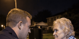 U tri sata ujutro policija je primila neobičan poziv: jedan građanin prijavio je da njegova susjeda sjedi na pločniku ulice. Ono što su policajci pronašli u njezinu domu ostavilo ih je bez riječi 😮