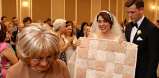 “Poklonila sam svom unuku poklon za venčanje koji sam sašila vlastitim rukama, ali njegova mlada ga je podigla pred svim gostima i počela da ga ismejava 😱