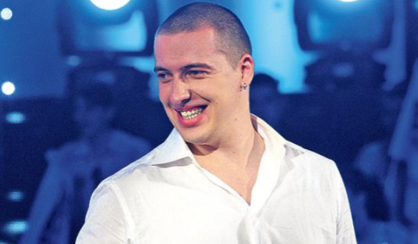 SPAVA0 SAM SA UDATIM ŽENAMA” Amar Gile bez dlake na jeziku: Objavio slike i video snimke, puče bruka, a puknut će i mnogi estradni brakovi: KAD čujete s kojom Našom POPULARNOM PJEVAČICOM JE BIO zgrozit ćete se..