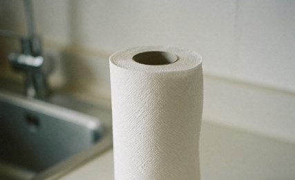 Ljudi masovno ubacuju list ubrusa u zamrzivač: Neverovatno je zašto to rade!