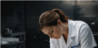 Nevjesta je preminula usred vjenčanja i odvezena je u mrtvačnicu, ali djelatnica mrtvačnice primijetila je nešto čudno: nevjesta je imala rumene obraze, kao da je živa, i otkucaje srca.