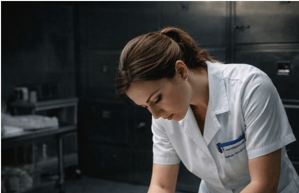 Nevjesta je preminula usred vjenčanja i odvezena je u mrtvačnicu, ali djelatnica mrtvačnice primijetila je nešto čudno: nevjesta je imala rumene obraze, kao da je živa, i otkucaje srca.