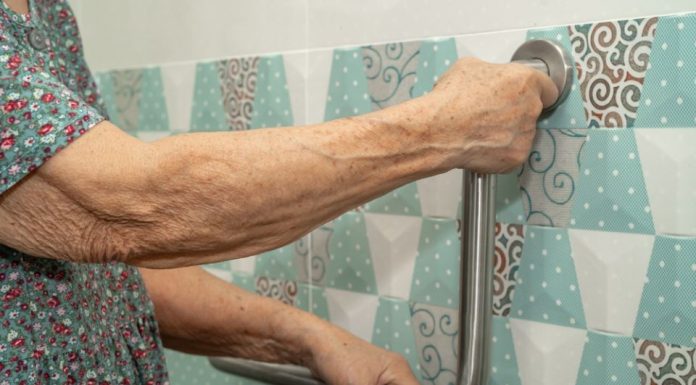 Koliko puta nedeljno se treba tuširati nakon 65. godine: Dermatolog iznenadio odgovorom