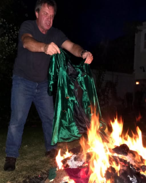 Moj otac preljubnik je spalio sve mamine stvari stare 30 godina nakon što je podnijela zahtjev za razvod — ali paket koji je sutradan stigao na njegovu adresu natjerao ga je da moli za milost. - featured image Moj otac preljubnik je spalio sve mamine stvari stare 30 godina nakon što je podnijela zahtjev za razvod — ali paket koji je sutradan stigao na njegovu adresu natjerao ga je da moli za milost. - featured image