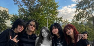 Moja 16-godišnja kći poginula je u tragičnoj nesreći… Nakon njezina sprovoda, njezini su prijatelji upali u moju kuću i rekli: „Rekla nam je da ti ovo damo samo ako se nikada ne vrati kući” Moja 16-godišnja kći poginula je u tragičnoj nesreći… Nakon njezina sprovoda, njezini su prijatelji upali u moju kuću i rekli: „Rekla nam je da ti ovo damo samo ako se nikada ne vrati kući” - featured image