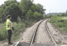 Majka (32) se sa kćerkom (2) bacila pod voz, otkrivena potresna oproštajna poruka: Svekrva i svekar su joj 0v0 radili djeci, a nju su svaki dan.. Majka (32) se sa kćerkom (2) bacila pod voz, otkrivena potresna oproštajna poruka: Svekrva i svekar su joj 0v0 radili djeci, a nju su svaki dan.. - featured image