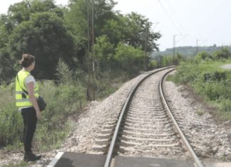 Majka (32) se sa kćerkom (2) bacila pod voz, otkrivena potresna oproštajna poruka: Svekrva i svekar su joj 0v0 radili djeci, a nju su svaki dan.. Majka (32) se sa kćerkom (2) bacila pod voz, otkrivena potresna oproštajna poruka: Svekrva i svekar su joj 0v0 radili djeci, a nju su svaki dan.. - featured image