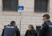 Policija je osetila sažaljenje prema jadnoj starici koja je nelegalno prodavala robu na ulici — ali kada se jedan od policajaca sagnuo da bolje pogleda povrće, žena je odmah uhapšena 😱😨