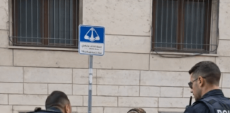Policija je osetila sažaljenje prema jadnoj starici koja je nelegalno prodavala robu na ulici — ali kada se jedan od policajaca sagnuo da bolje pogleda povrće, žena je odmah uhapšena 😱😨