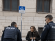 Policija je osetila sažaljenje prema jadnoj starici koja je nelegalno prodavala robu na ulici — ali kada se jedan od policajaca sagnuo da bolje pogleda povrće, žena je odmah uhapšena 😱😨