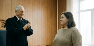 Na razvodu braka, Marina je, uz smeh svog muža, mirno predala svu svoju imovinu njemu. Ali kada je sudija shvatio razlog njenog postupka, aplaudirao joj je ustajući. Kako je Marina vešto prevarila svog muža… 😲😲😲