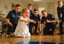 Mala devojčica je pozvala policiju zbog zvukova ispod kreveta — otkriće je iznenadilo sve. Mala devojčica je pozvala policiju zbog zvukova ispod kreveta — otkriće je iznenadilo sve. - featured image