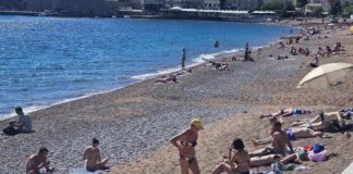 ŽENA NA PLAŽI U CRNOJ GORI ŠOKIRALA LJUDE: Ne kupa se, SVI GLEDAJU ŠTA DRŽI U RUKAMA – “ovo je kraj sveta” (VIDEO)