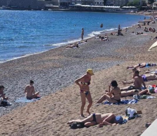ŽENA NA PLAŽI U CRNOJ GORI ŠOKIRALA LJUDE: Ne kupa se, SVI GLEDAJU ŠTA DRŽI U RUKAMA – “ovo je kraj sveta” (VIDEO)