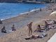 ŽENA NA PLAŽI U CRNOJ GORI ŠOKIRALA LJUDE: Ne kupa se, SVI GLEDAJU ŠTA DRŽI U RUKAMA – “ovo je kraj sveta” (VIDEO)