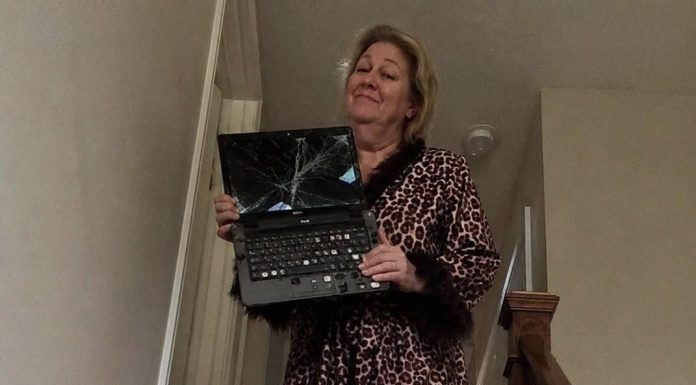 Moja maćeha je „slučajno“ razbila moj laptop sa cijelim diplomskim radom — 24 sata prije odbrane. Rekla je „ups“ uz osmijeh. Sljedećeg jutra, dekan je bio na našim vratima, a njeno lice je problijedilo.