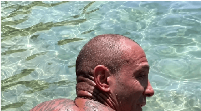 Bio sam u Grčkoj, a kada sam IZAŠAO IZ MORA SA OVIM NA LEĐIMA ljudi su bežali od mene i vrištali: Jeziv Snimak zbog kog je internet POLUDEO