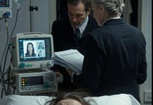 😱🥹⚠️ MUŽ ME SVAKU NOĆ DROGIRAO „KAKO BIH BOLJE UČILA”… ALI JEDNE NOĆI SAM SE PRETVARALA DA SAM PROGUTALA TABLETU I OSTALA NEPOMIČNA. MISLIO JE DA SPAVAM. U 2:47 UJUTRO UŠAO JE S RUKAVICAMA, KAMEROM I CRNOM BILJEŽNICOM. Nije me dotaknuo s ljubavlju. Podigao mi je kapak i šapnuo: „Sjećanje se još nije vratilo.” 🥶🥹⚠️