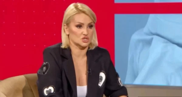 G0CA TRŽAN SK0ČlLA NA V0DlTELJKU, a kad čujete RAZL0G, sve će vam biti jasno: “Jesi li ti, bre, normalna?!”