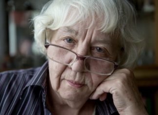 U krevetu na hitnoj, sa slomljenom nogom i 52 propuštena poziva, moj muž je vikao: „Moja mama je gladna, dođi kuhati!“