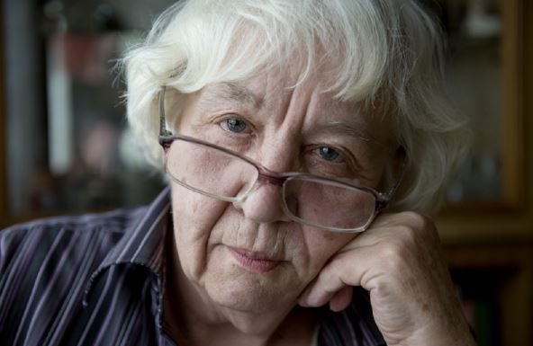 U krevetu na hitnoj, sa slomljenom nogom i 52 propuštena poziva, moj muž je vikao: „Moja mama je gladna, dođi kuhati!“
