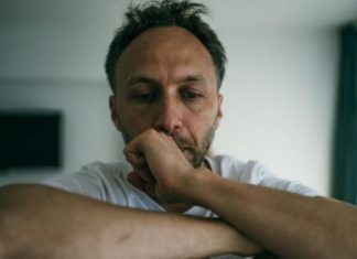 4 znaka odaju površnog muškarca: Tvrde psiholozi 4 znaka odaju površnog muškarca: Tvrde psiholozi - featured image