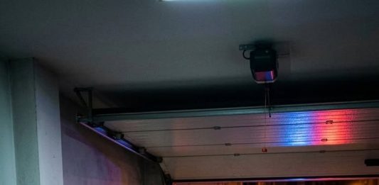 Moja kći nije se javila cijeli tjedan, pa sam otišla do njezine kuće. Moj je zet uporno tvrdio da je „na putovanju”. Gotovo sam mu povjerovala, sve dok nisam začula prigušeni jecaj koji je dolazio iz zaključane garaže. Moja kći nije se javila cijeli tjedan, pa sam otišla do njezine kuće. Moj je zet uporno tvrdio da je „na putovanju”. Gotovo sam mu povjerovala, sve dok nisam začula prigušeni jecaj koji je dolazio iz zaključane garaže. - featured image