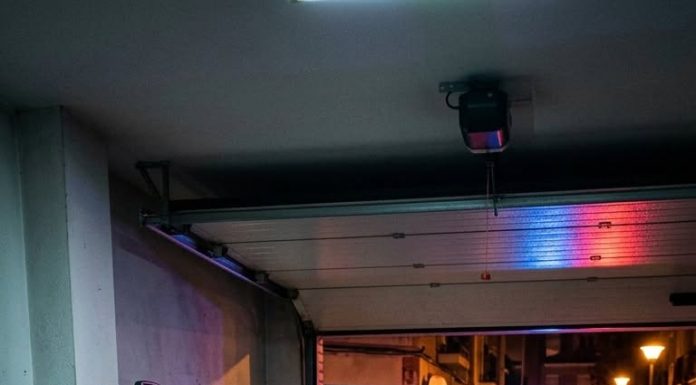Moja kći nije se javila cijeli tjedan, pa sam otišla do njezine kuće. Moj je zet uporno tvrdio da je „na putovanju”. Gotovo sam mu povjerovala, sve dok nisam začula prigušeni jecaj koji je dolazio iz zaključane garaže. Moja kći nije se javila cijeli tjedan, pa sam otišla do njezine kuće. Moj je zet uporno tvrdio da je „na putovanju”. Gotovo sam mu povjerovala, sve dok nisam začula prigušeni jecaj koji je dolazio iz zaključane garaže. - featured image