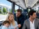 Neznanac mi je u autobusu koji je vozio prema jugu gurnuo poruku u ruku i prošaptao: „Ne potpisujte ništa što stave pred vas.“ Nekoliko sati poslije ušla sam na obiteljsko imanje svog pokojnog supruga i počela se pitati zašto je moj sin zapravo bio pozvan onamo. Neznanac mi je u autobusu koji je vozio prema jugu gurnuo poruku u ruku i prošaptao: „Ne potpisujte ništa što stave pred vas.“ Nekoliko sati poslije ušla sam na obiteljsko imanje svog pokojnog supruga i počela se pitati zašto je moj sin zapravo bio pozvan onamo. - featured image